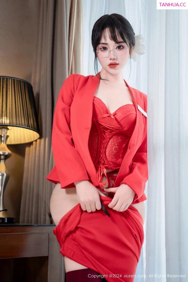   [XiuRen]高清写真图 2024.04.09 No.8360 汐汐爱吃草莓 性感美腿第19张图片